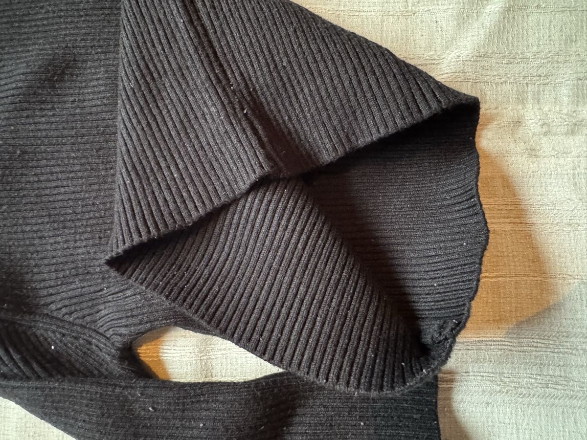 Pulls et sweat-shirts: Kinder Schwarzer Rollkragenpullover, Grösse 92, Top Zustand! – D'occasion à Nottwil par sukkus.ch 1