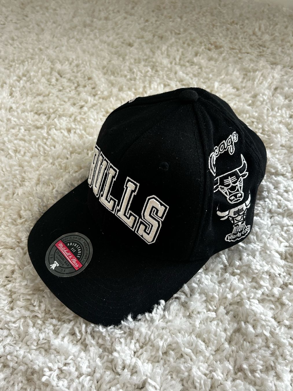 Chapeaux, bonnets & casquettes: Mitchell & Ness Chicago Bulls Cap Black White – D'occasion à Minusio par gthegoat