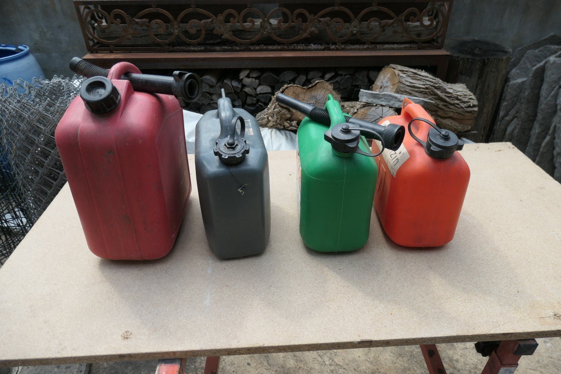 Taniche per benzina: 4 versch. grosse Kanister, Kunststoff – Usato da Fürstenaubruck venduto da PizBeverin2018