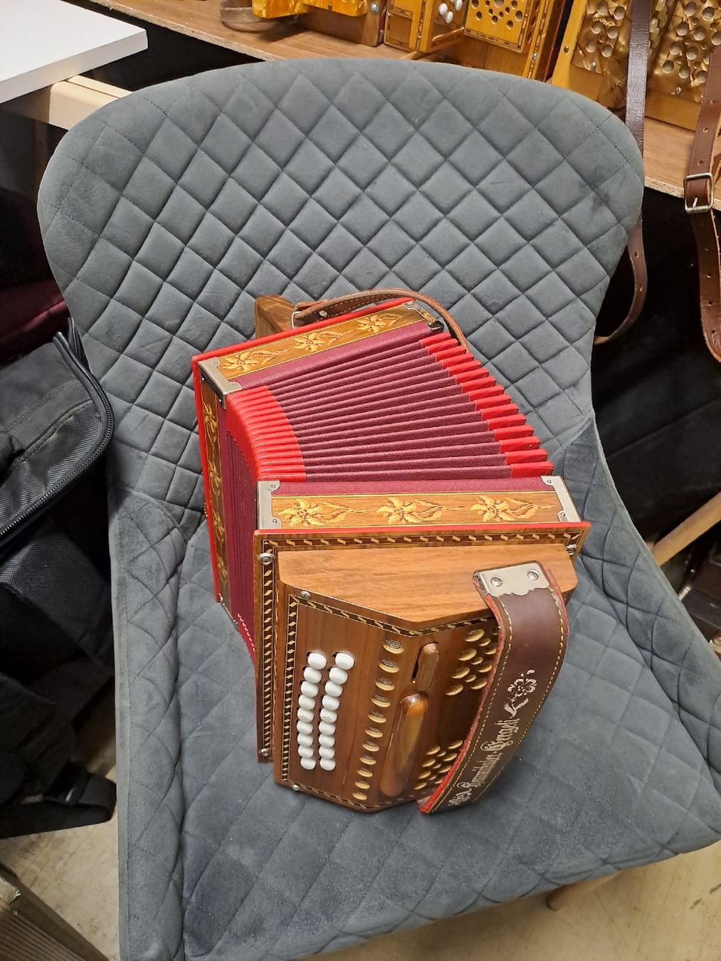 Strumenti musicali: Aemmentaler orgeli ton B..  – Usato da Villeneuve venduto da BibiVintage 7