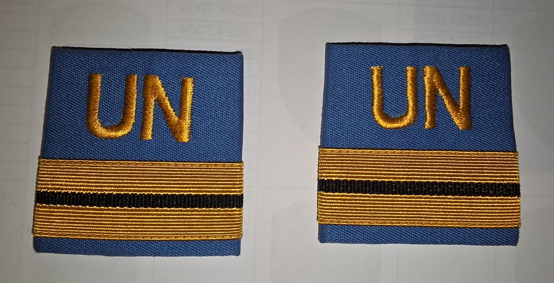 Armée suisse Plaquettes & Badges: UN Schulterabzeichen im Set. – D'occasion à Obermumpf par oiskypoisky