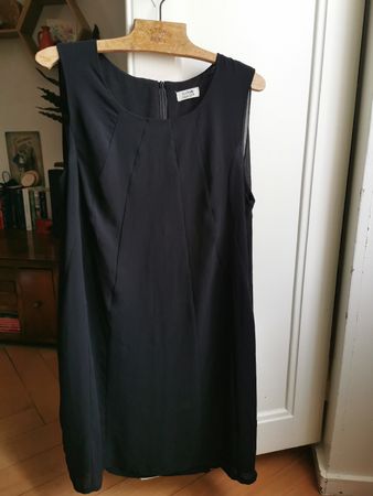 Robe noire Holly Bracken, fluide, drapé dans le dos