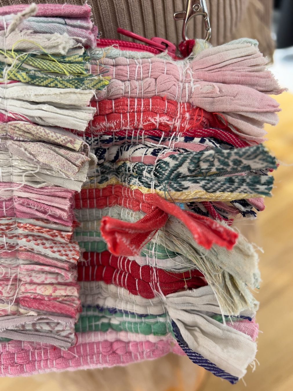 Borse da donna: Handmade Umhängetasche aus recyceltem Stoff – Nuovo e nell'imballaggio originale da Zürich venduto da Naebeli 6