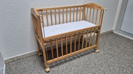 Babybett aus Holz mit Matratze auf Rollen guter Zustand