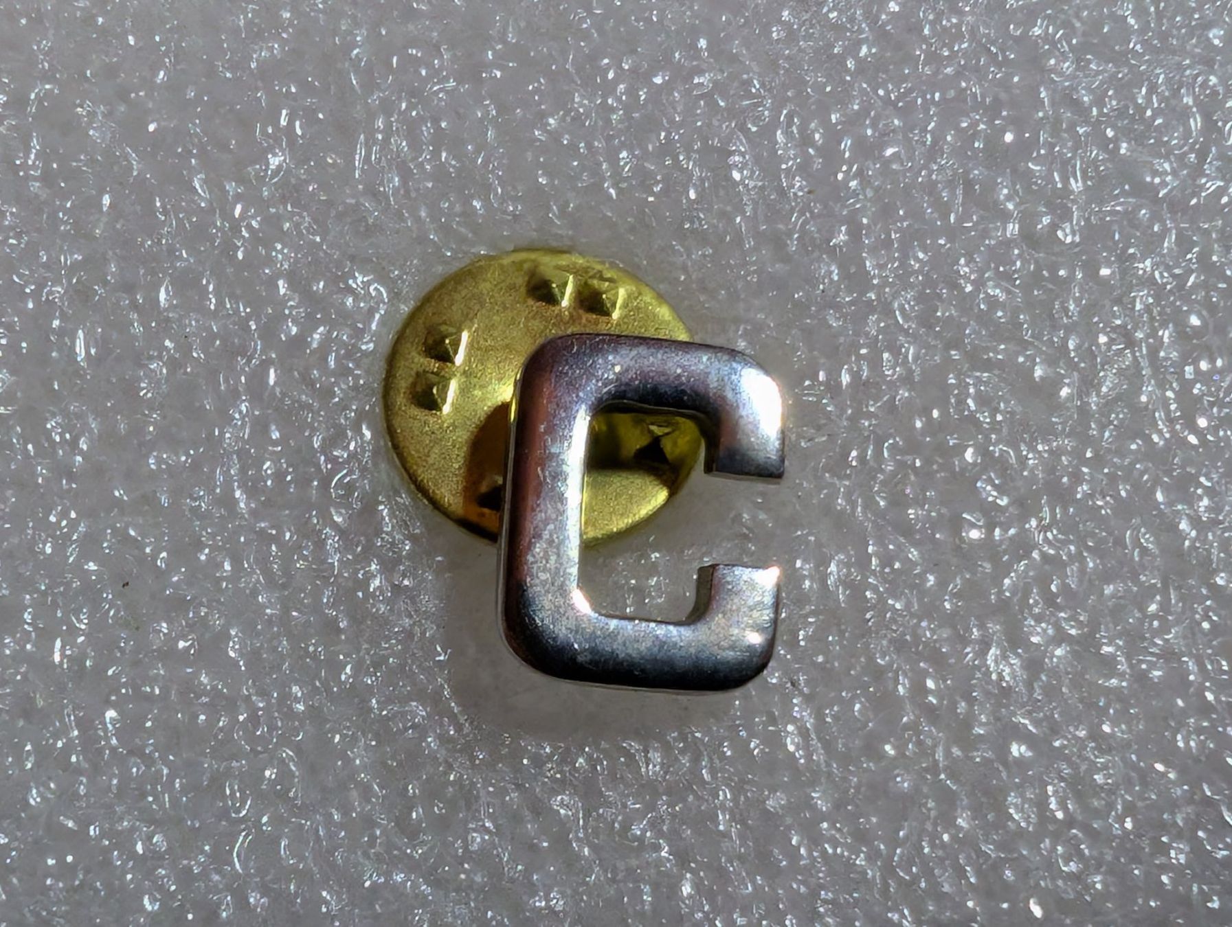 Placchette & Badge: Ansteckpin 245: Buchstabe – Usato da Oppligen venduto da Pin-Fall-Shop