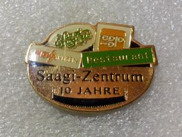 Ansteckpin 107: 100 Jahre Saagi Zentrum