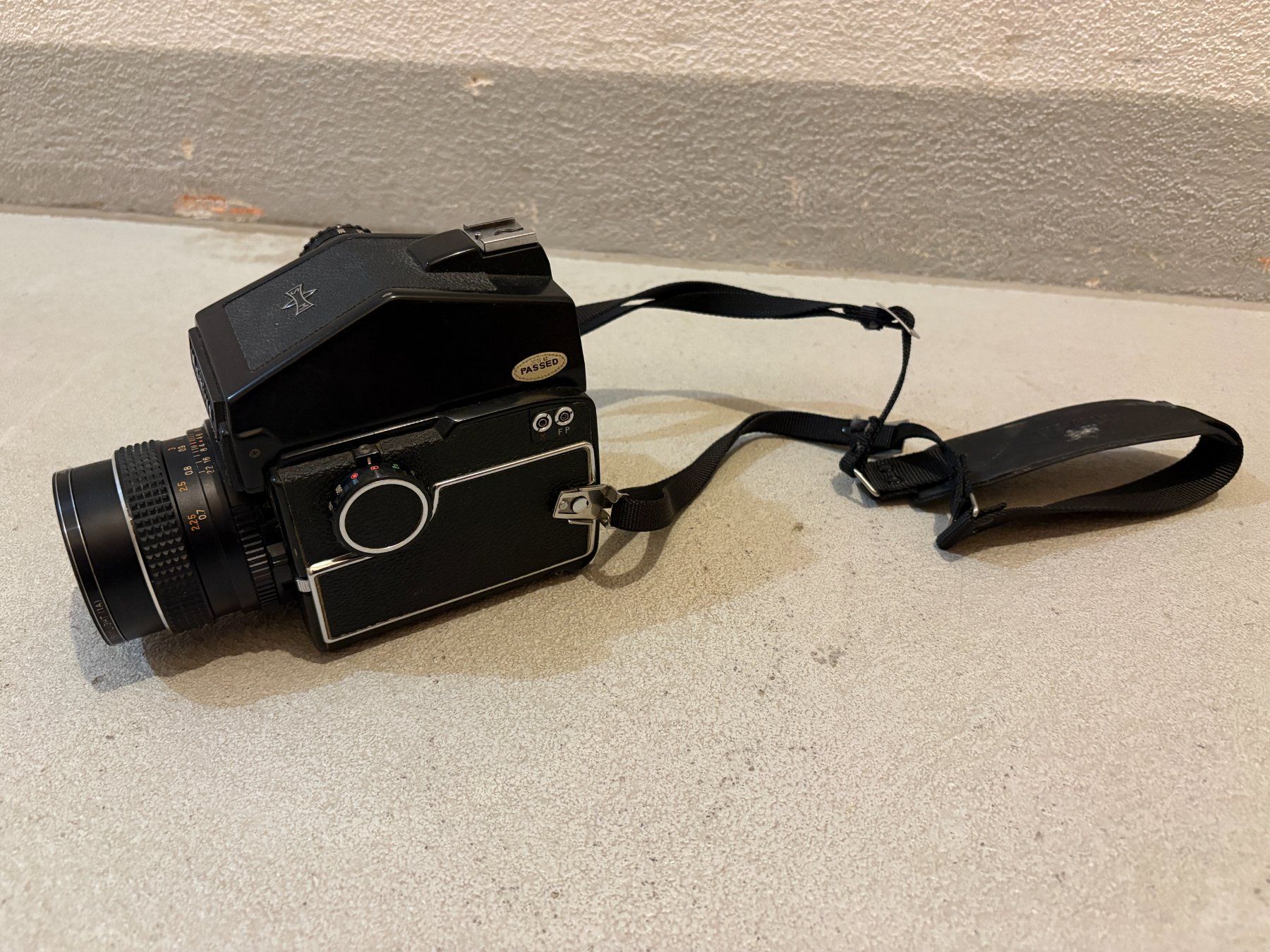 Mamiya Appareil photo: Mamiya M645 mit Objektiv – Défectueux à Elgg par Jo_Naj