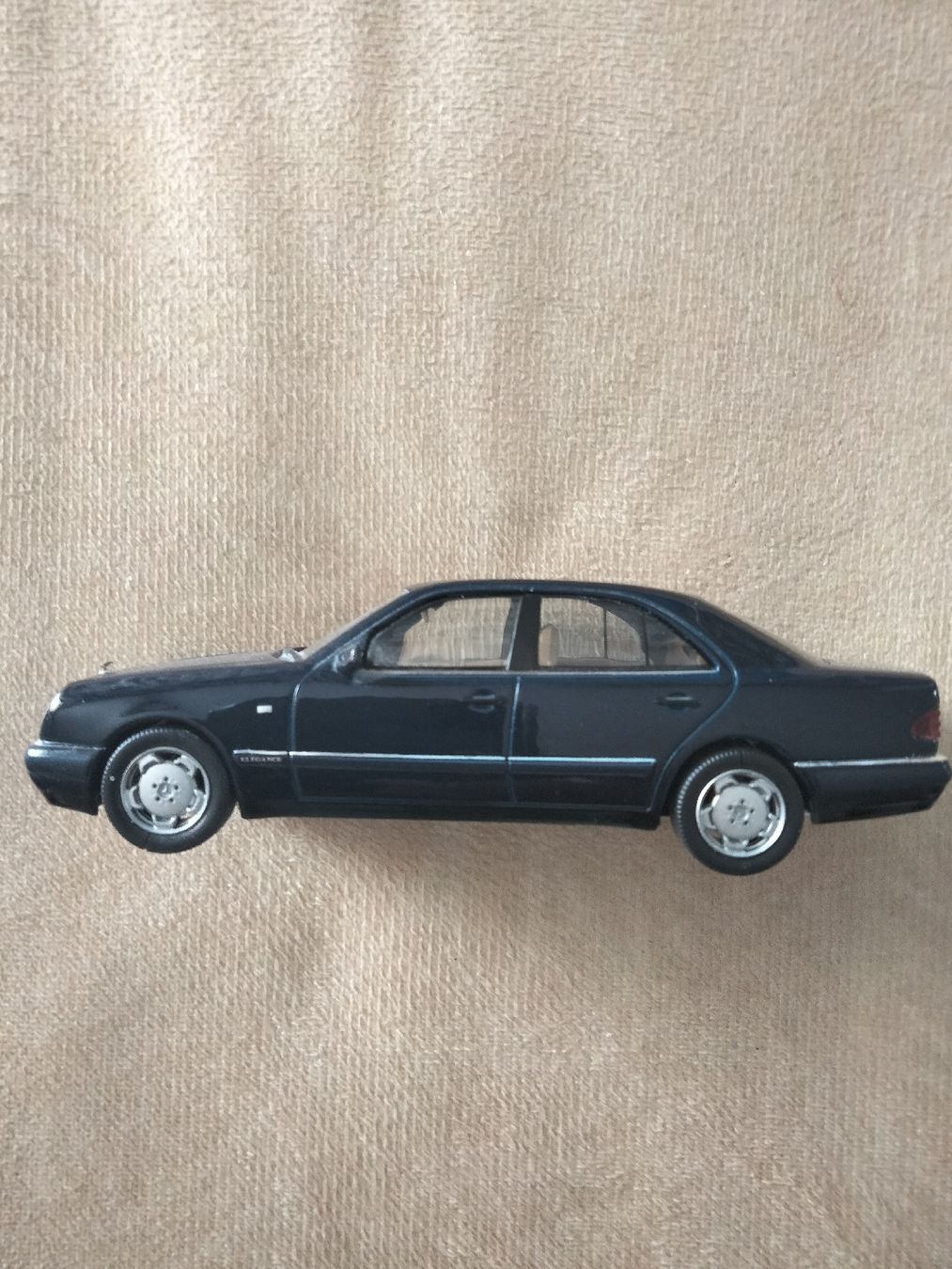 Mercedes-Benz Modellini d'auto: Modellauto Mercedes-Benz E320 Avantgarde E-Klasse schwarz – Usato da Küsnacht ZH venduto da turtlehouse