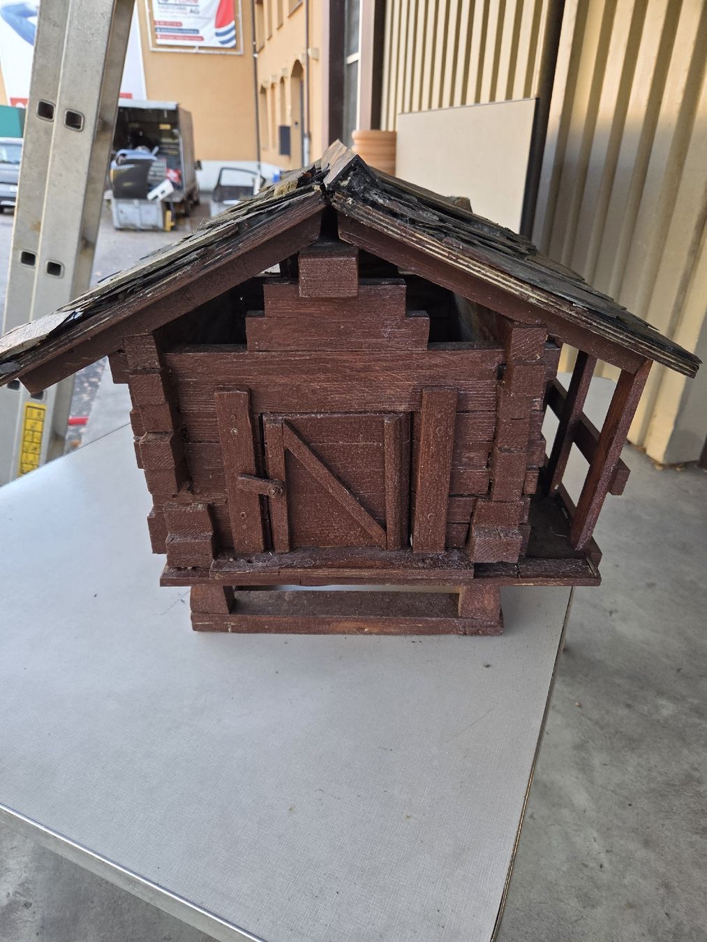 Articoli in legno: Walliser HAUS – Usato da Burg im Leimental venduto da Spuma87