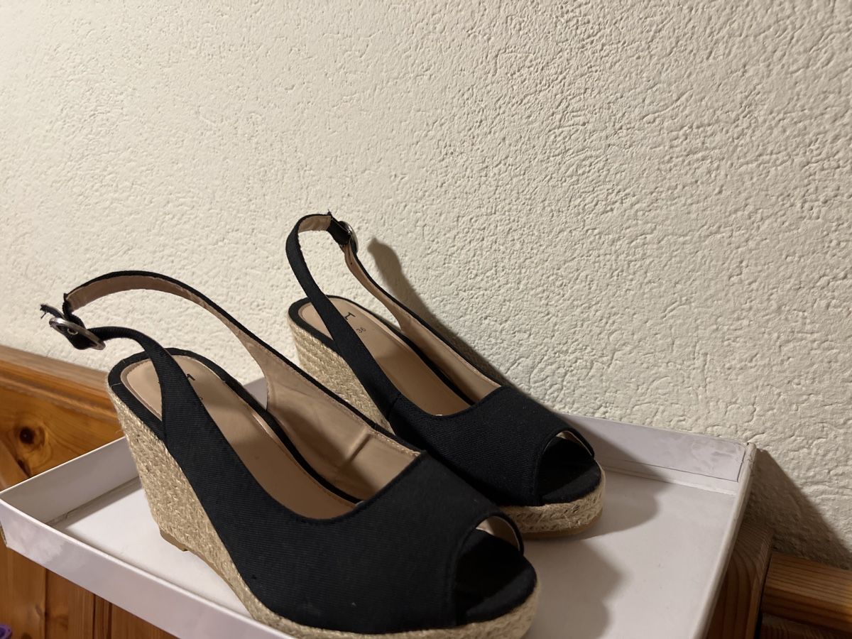 Scarpe da donna: Schwarze Keilsandaletten Gr. 36 – Nuovo (secondo la descrizione) da Seedorf BE venduto da Monsi94 1