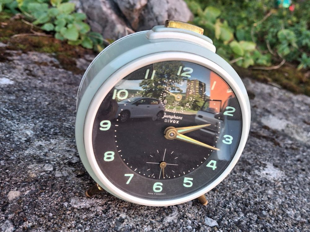 Junghans Divox Silentic Vintage Uhr Farbe Hellgrün