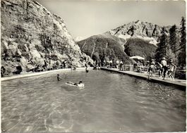 ZUOZ Hotel Castell - Felsen-Schwimmbad mit Piz Mezaun