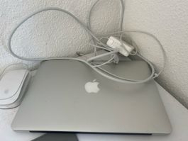 Mac Book aus dem Jahr 2014 mit Maus und Ladekabel