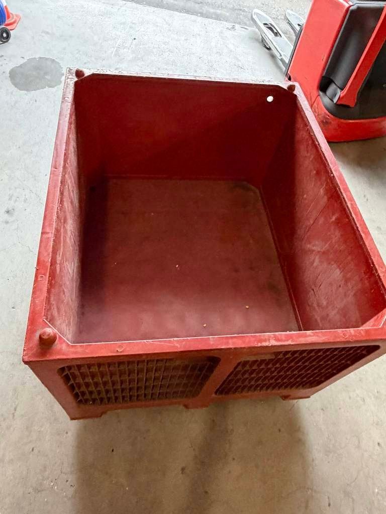 Behälter & Ähnliches: Grosser roter Kunststoffbehälter mit Roller – Gebraucht aus Chur von Feschtland 5