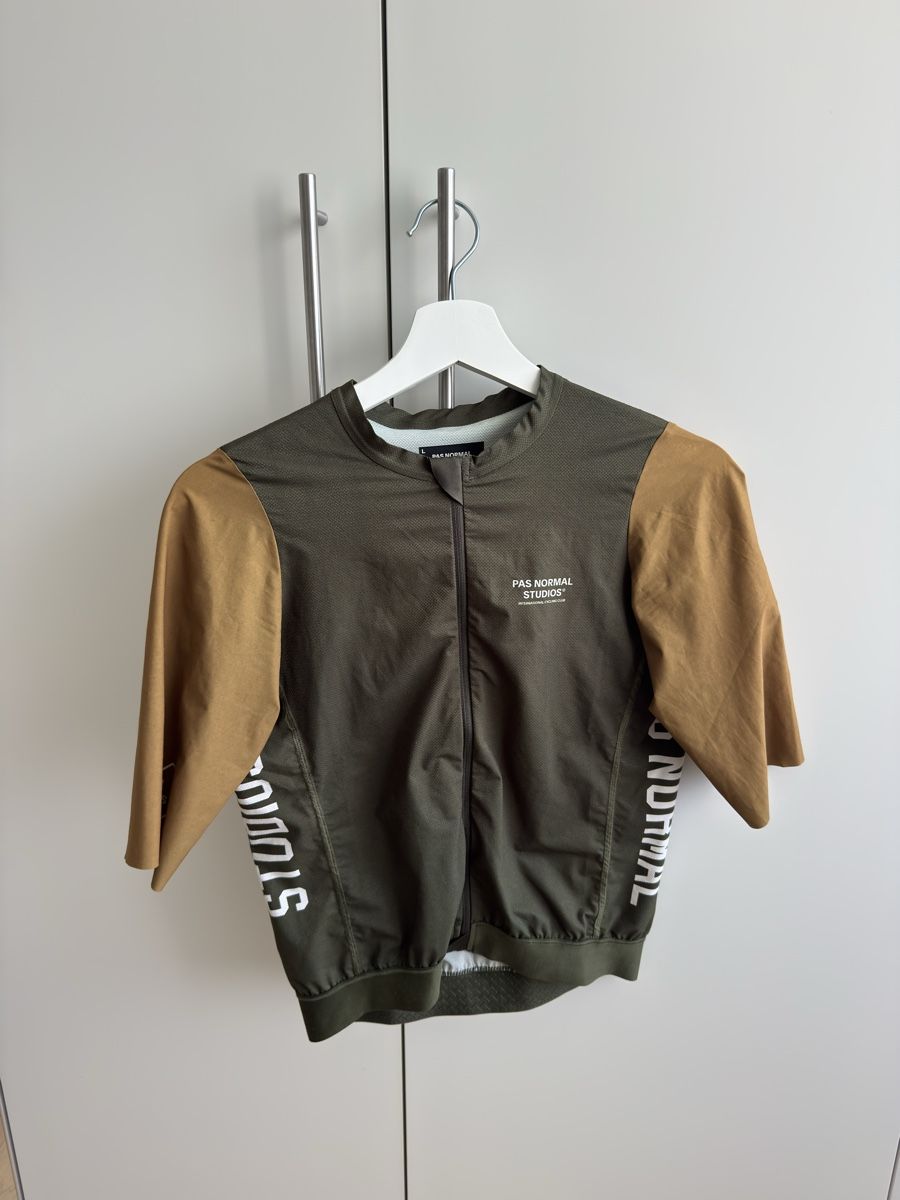 Pas Normal Studios Canottiere & Pantaloni: Pas Normal Studios Radtrikot Grösse L – Usato da Hombrechtikon venduto da Sven_Gerber