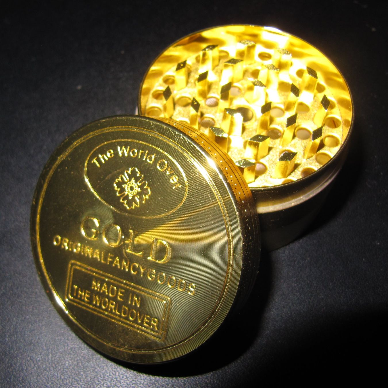 Toutes les machines: Edler goldener Grinder mit 4 Stufen Sieb – Neuf (Voir description) à Urtenen-Schönbühl par weltenschmid 2