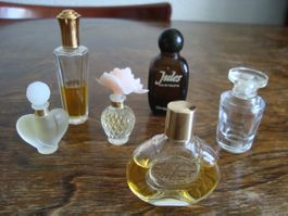 Collection de flacons de parfum miniatures