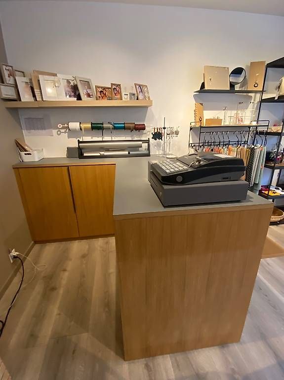Allestimento di negozi e stand fieristici: Comptoir de vente en chêne plaqué – Usato da Prangins venduto da jud_ggx6 2