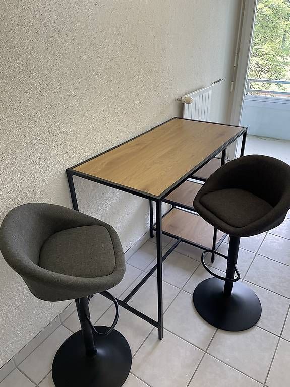 Jysk Tische: Bartisch + 2 Hocker – Gebraucht aus Davos Dorf von BenoitFichaux