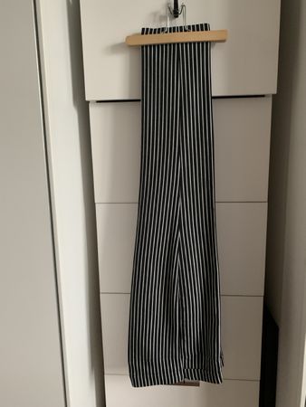 AKRIS: Lässige Schwarz/Weiss gestreifte Hose, 36