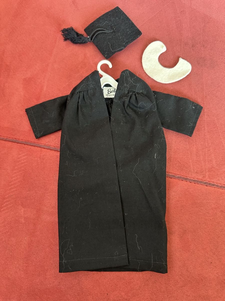 Bambole: Barbie Black Graduation Robe 1963 – Usato da Herbriggen venduto da Sehrazade