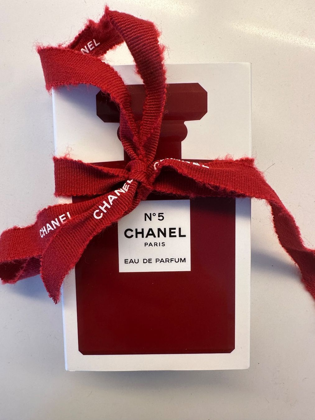Chanel Profumi & Eau de Toilette: Chanel No. 5 Eau de Parfum 100ml limited edition red – Nuovo (secondo la descrizione) da Basel venduto da Rouge. 1
