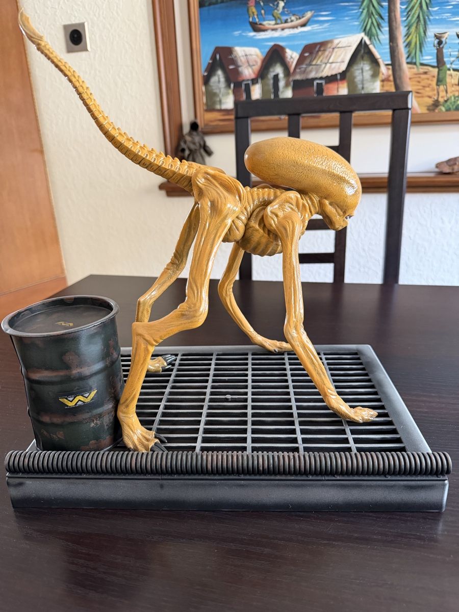 Sculture & Statue: Figurine Alien 3 dog bambi – Nuovo (secondo la descrizione) da le locle venduto da caryl 4