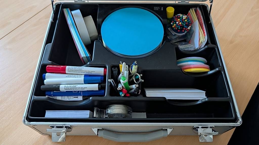 Valigie: Vollausgestatteter Moderationskoffer – Usato da Luzern venduto da Travelblogger 4