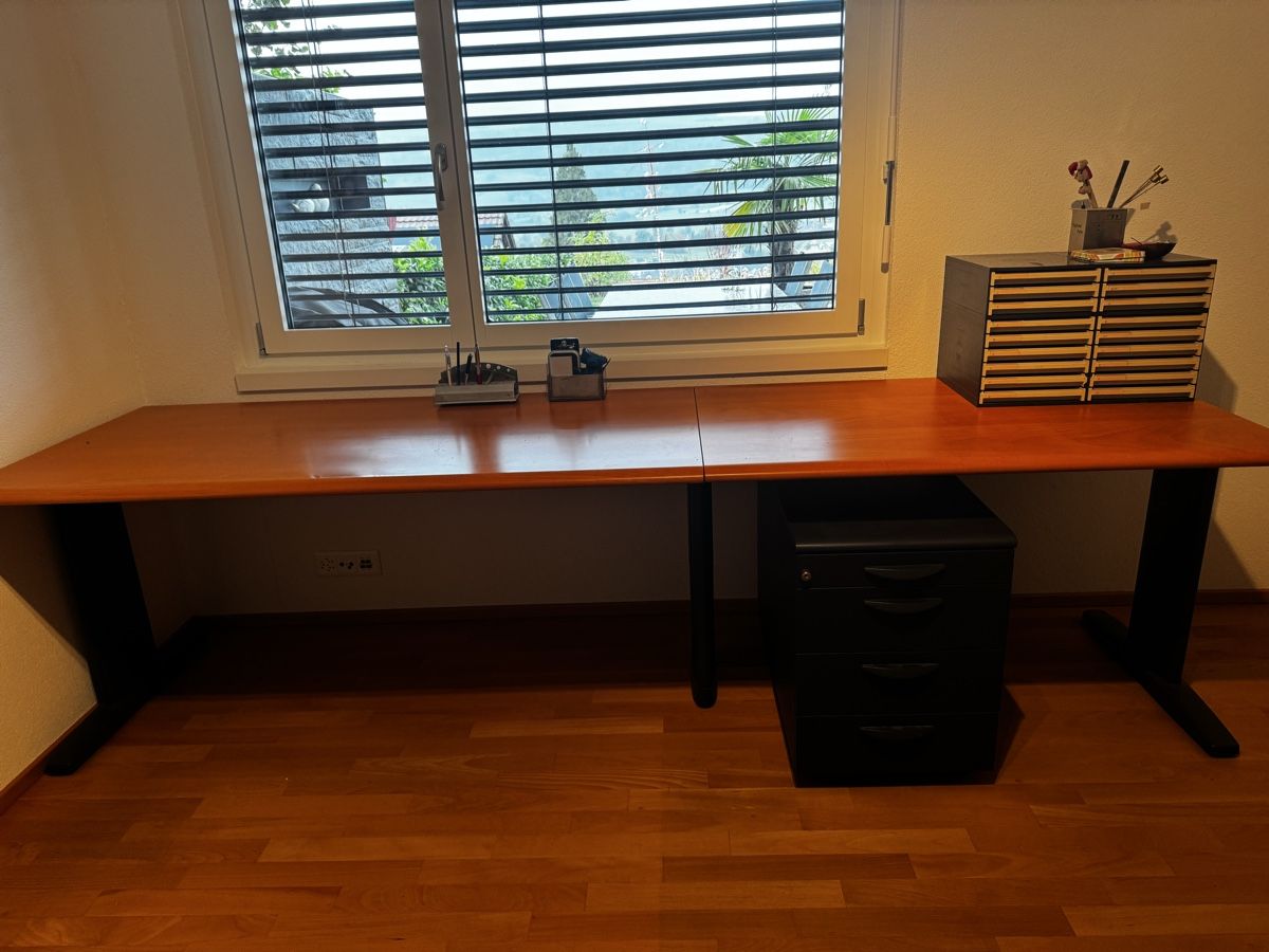 Schreibtische: Bürotisch mit Rollcontainer schwarz gebraucht – Gebraucht aus Hitzkirch von riririri