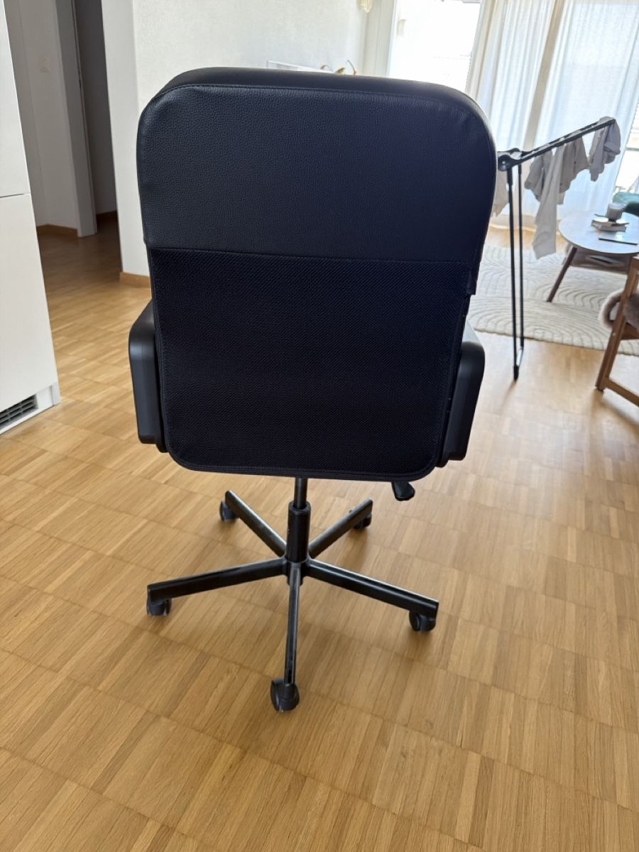 Stühle: Schwarzer Bürostuhl mit Rollen – Neu (gemäss Beschreibung) aus Sursee von and_j9ly 2