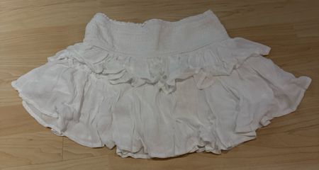 Weisser Minirock mit Rüschen, Stradivarius, Grösse S