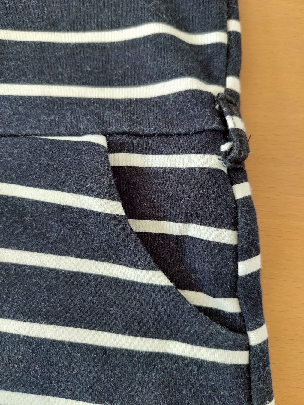 H&M Vestiti & Gonne: Kleid mit Kängurutasche Gr. 110 – Usato da Muri b. Bern venduto da rol_xtf8 1