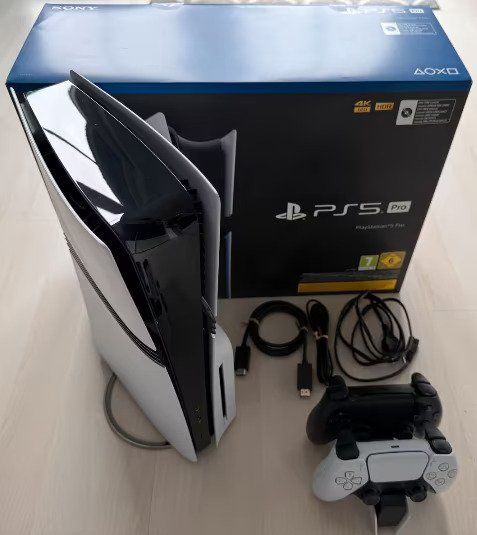 Sony Console: PlayStation 5 Pro - 2 TB Speicherplatz, Disc, 2 Controller – Usato da Basel venduto da Ch2005