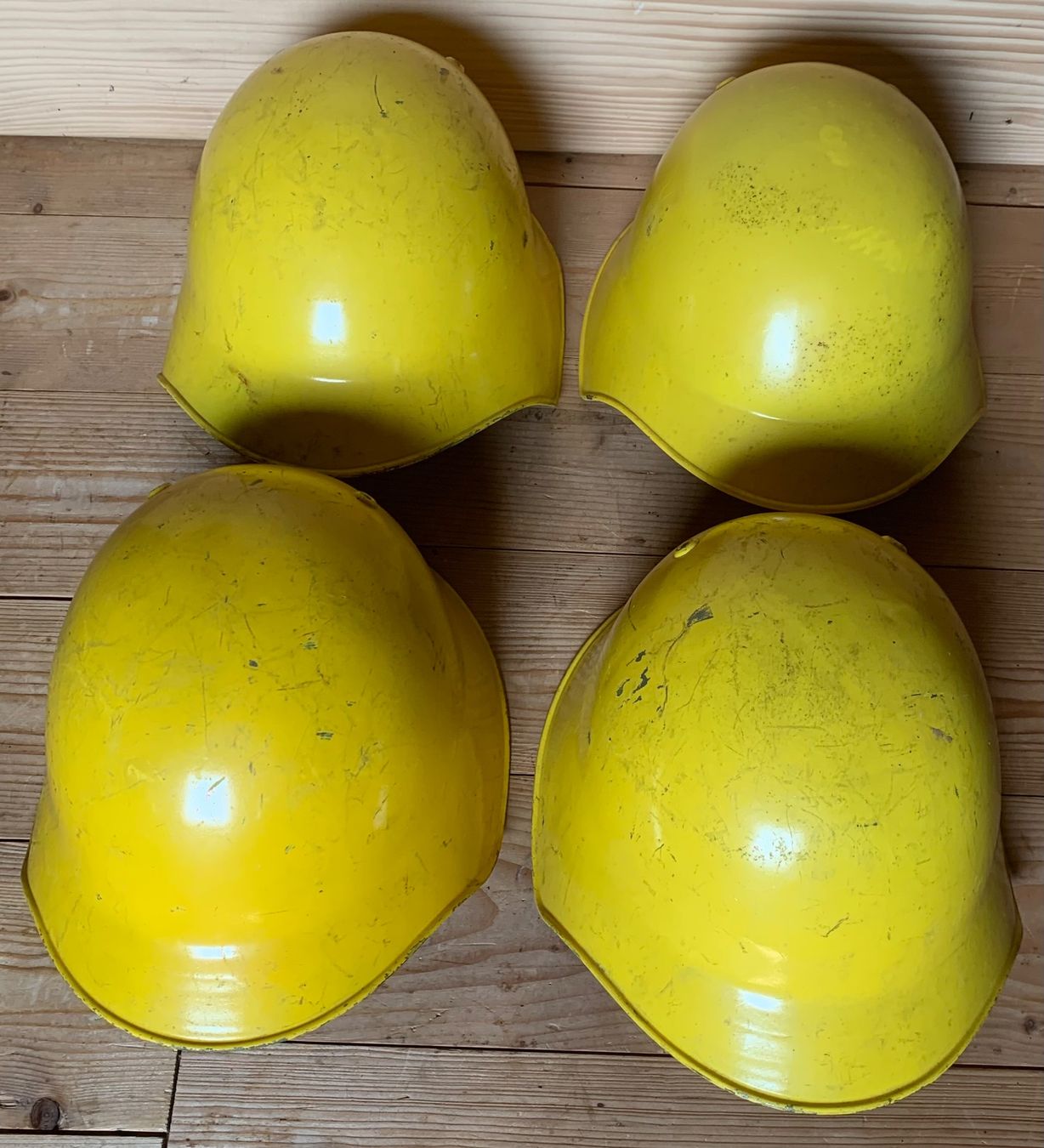 Uniformes & Effets: 4 Stahlhelme vom Zivilschutz – D'occasion à Goldingen par Bergler012