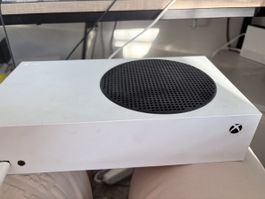 Xbox Series S mit controller und Headset