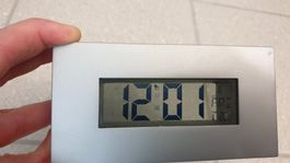 LED Uhr mit durchsichtigem Glas