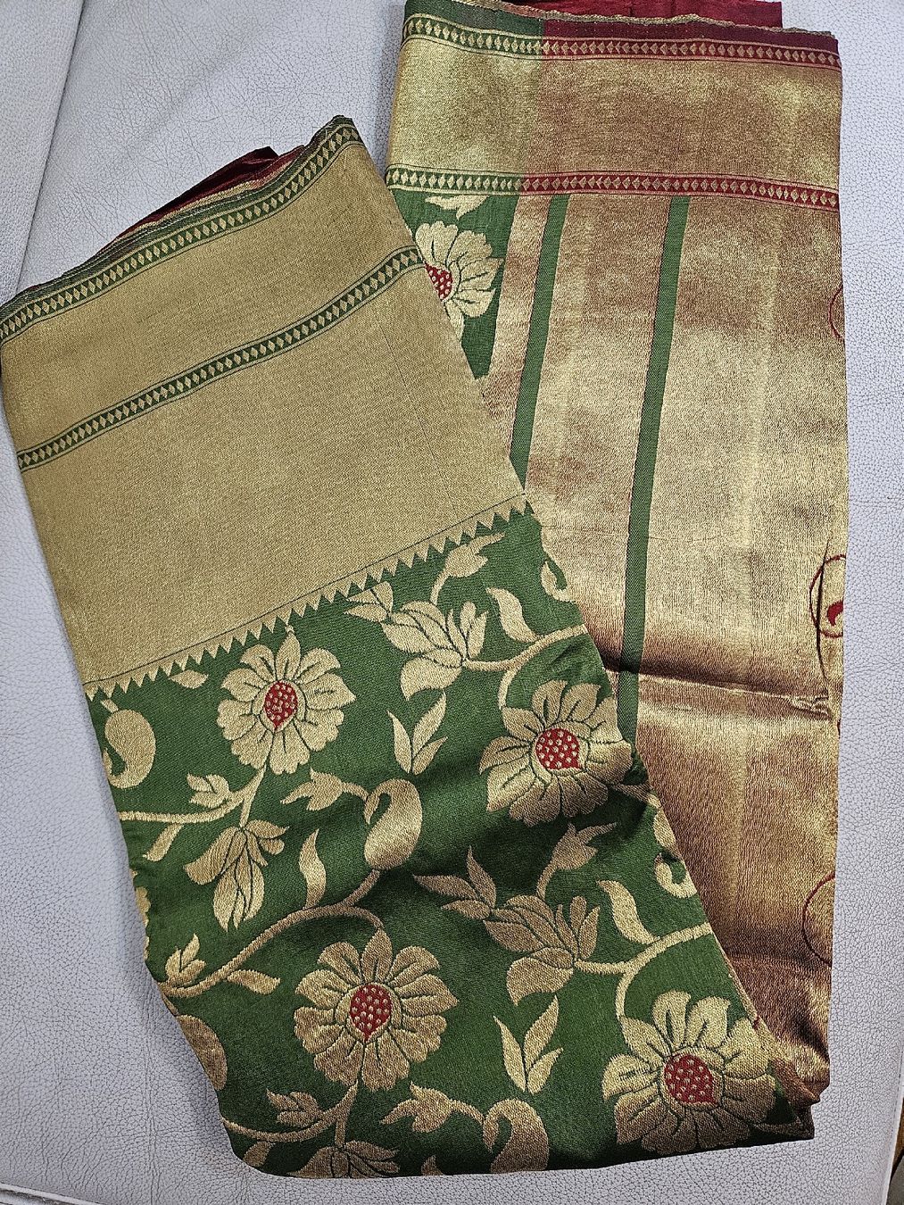 Vestiti: Green and red silk saree – Nuovo e nell'imballaggio originale da Les Acacias venduto da minnie6 3