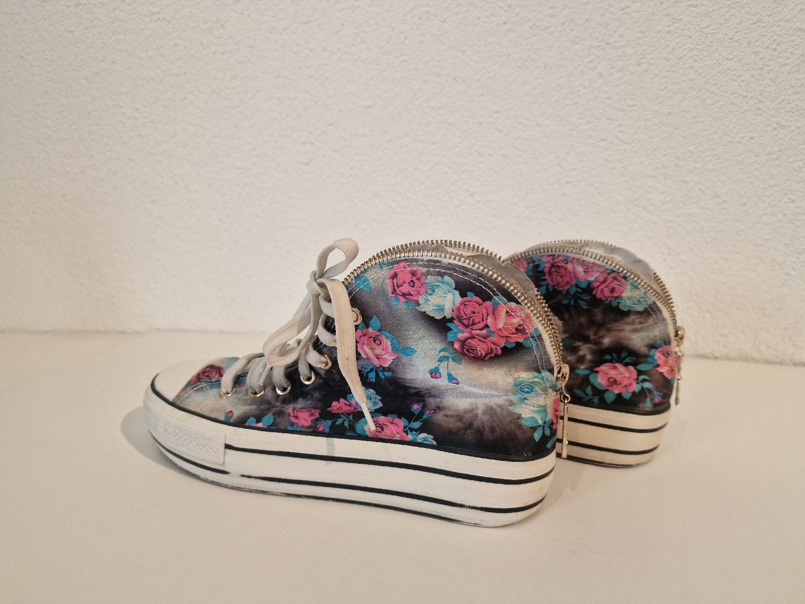 Scarpe per ragazze: Sneakers mit Blumenmuster, Stoff, Grösse 38.5 – Usato da St. Margrethen SG venduto da Goldig 1