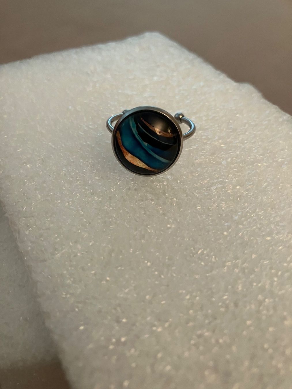 Anelli: Silberfarbener Edelstahl Ring mit Glasstein, kräftige Farben – Nuovo (secondo la descrizione) da Affoltern am Albis venduto da Dlotti 1