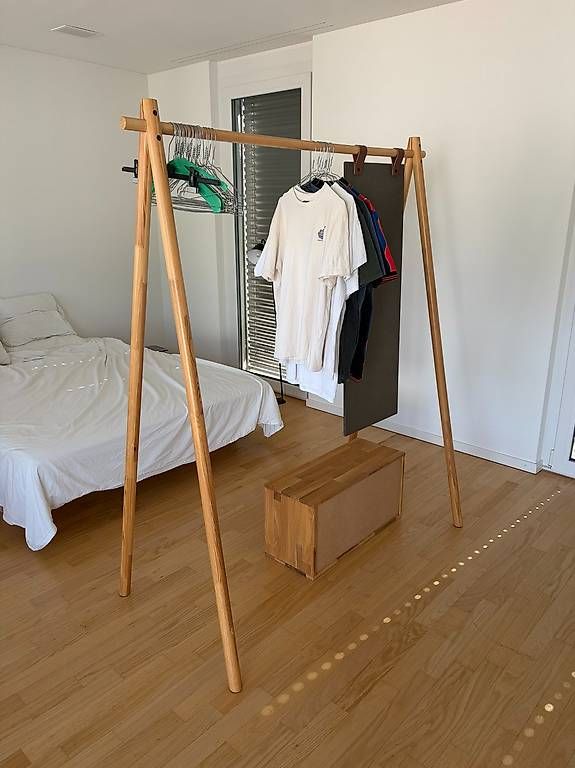 Garderobe: Solid Wood Freestanding Clothes Rack / Wardrobe – Gebraucht aus Basel von mat_x9yq