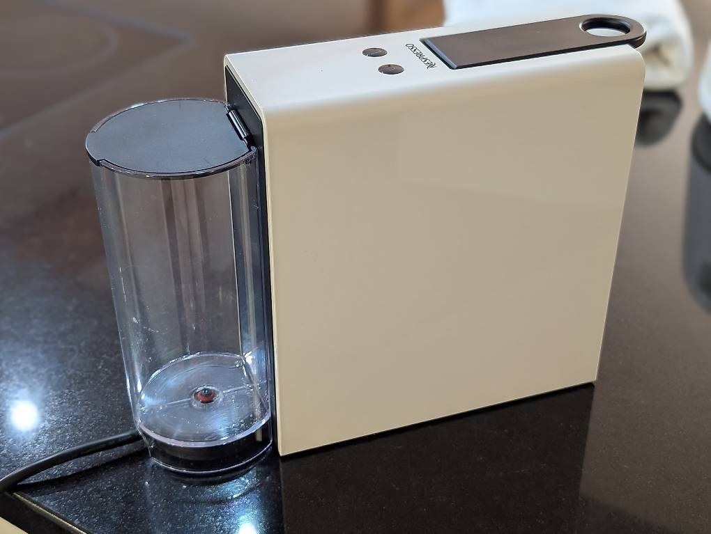 Nespresso Machines à café & Machines à expresso: Nespresso Essenza Mini XN110 – D'occasion à Langenthal par Domtschec 1