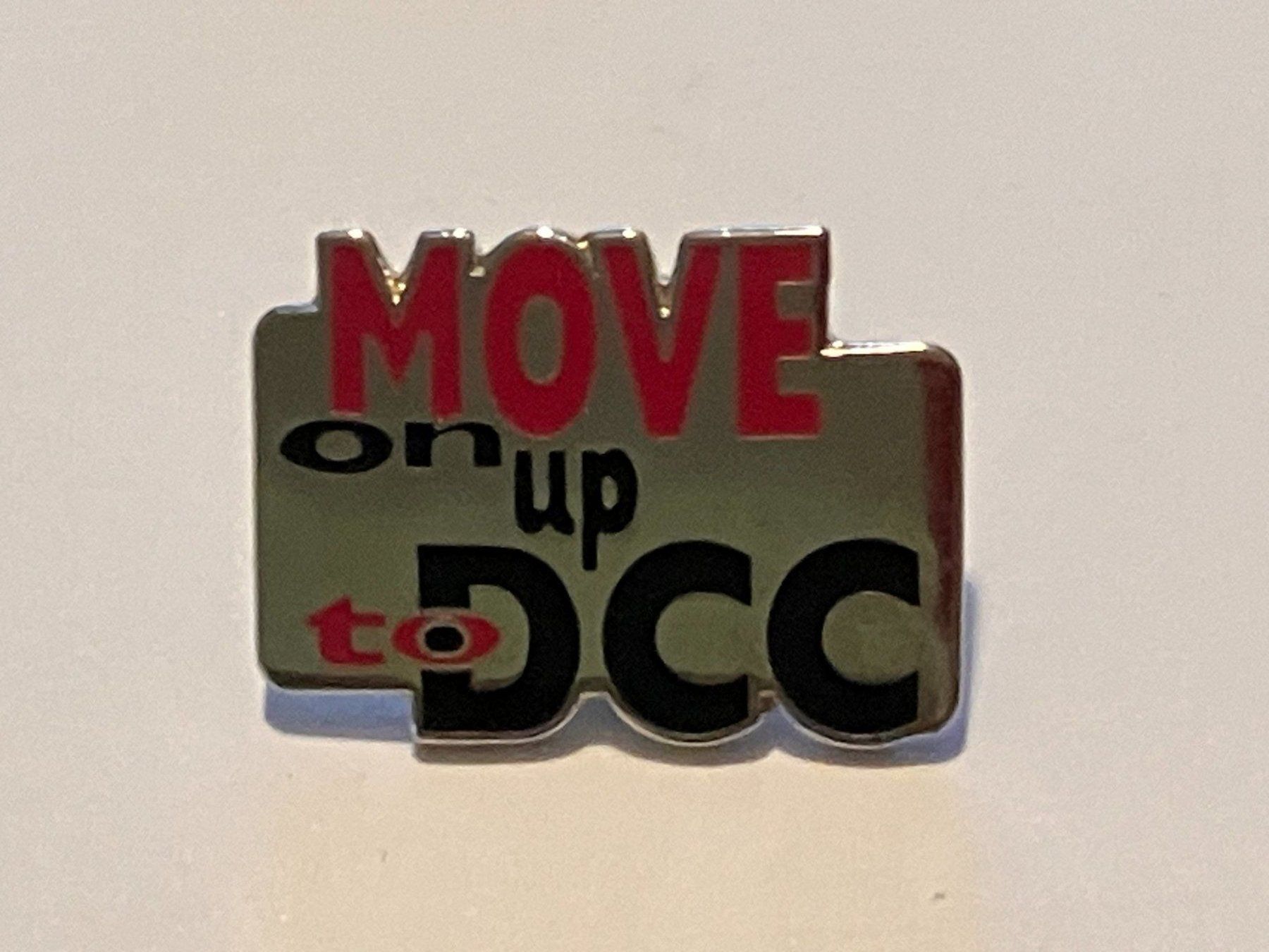 Placchette & Badge: 1 Pin Move on up to DCC – Usato da Basel venduto da djwwpp