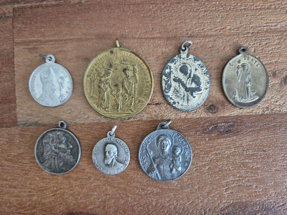 Cunno Katholische Gebetskarten & Anhänger Set – 100 Karten + 100 Metall-Anhänger, Inkl. Beutel
