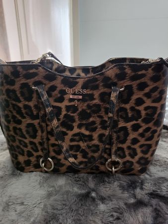 Guess Handtasche Leo Muster guter Zustand