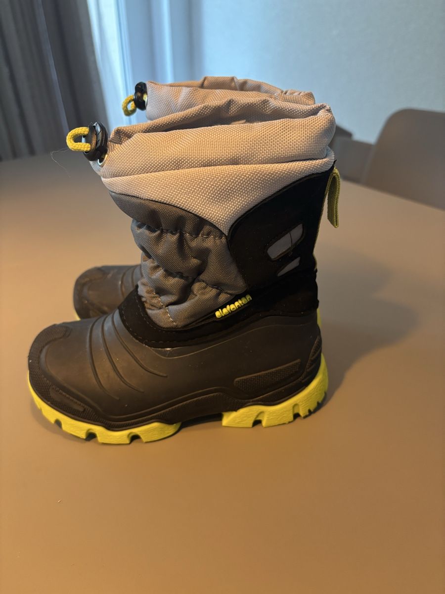 Chaussures garçon: Kinder Winterstiefel Grösse 25  – D'occasion à Geroldswil par ele_7hkp 2