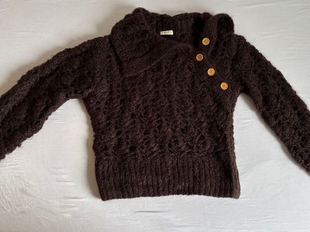 Brauner Strickpullover mit Holzknöpfen, Gr. M