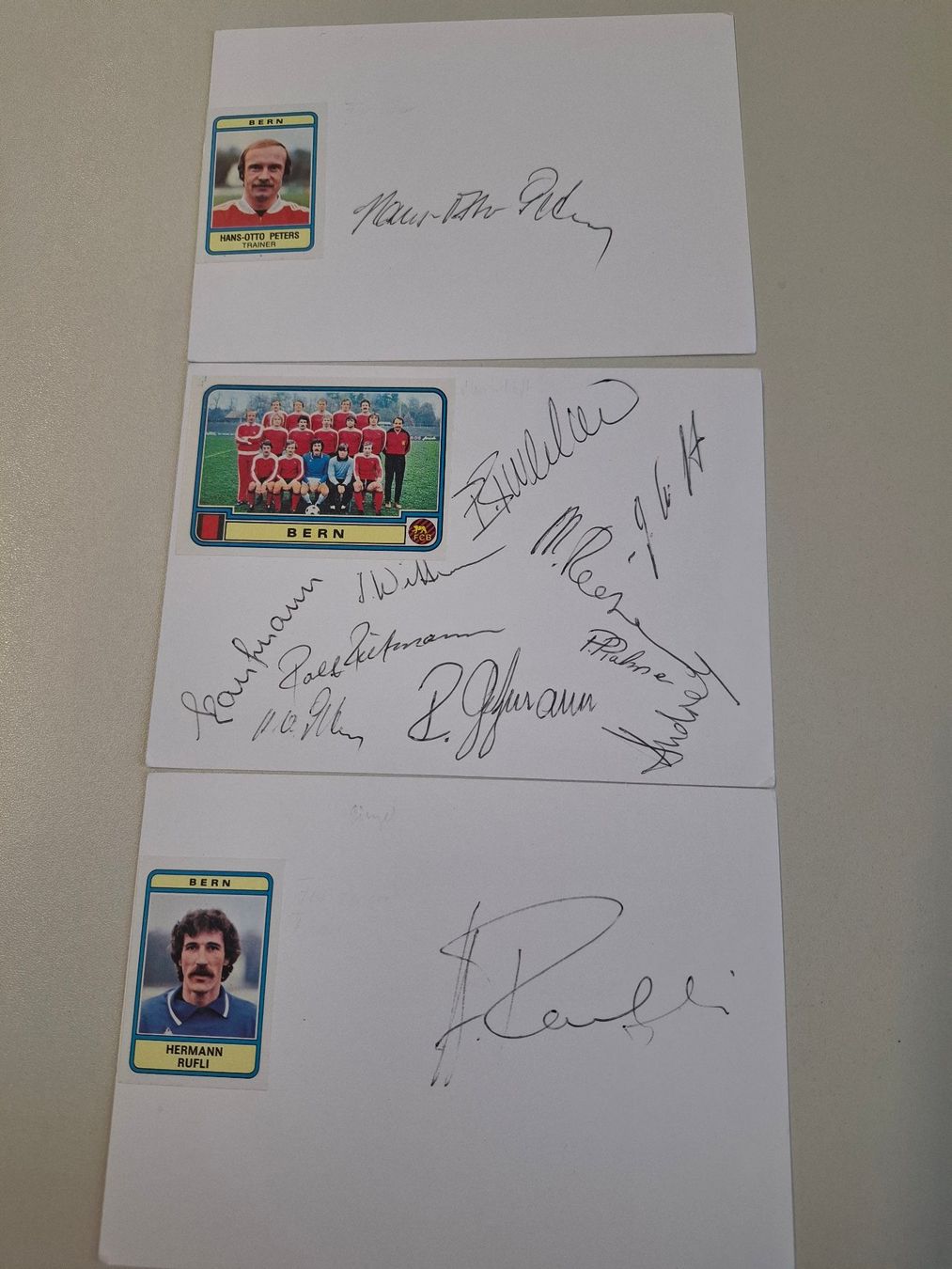 Autogramme: FC Bern 2 Autogramme auf 2 Karten mit Panini-Abziehbilder – Gebraucht aus Basel von Falcodr