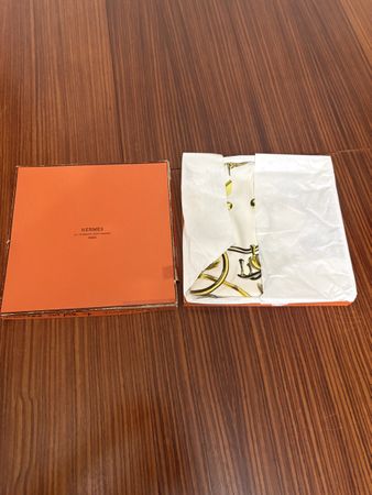 Foulard Hermès vintage avec boite 