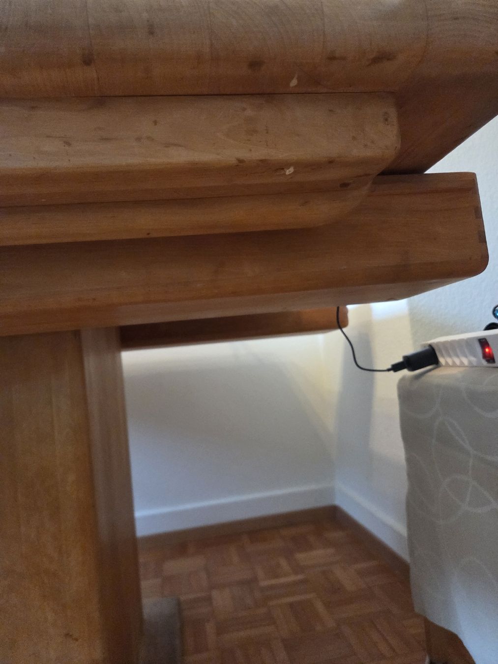 Tavoli: GRATIS Massiver Holz Tisch mit Schubladen – Usato da Winterthur venduto da Veteran-67 2
