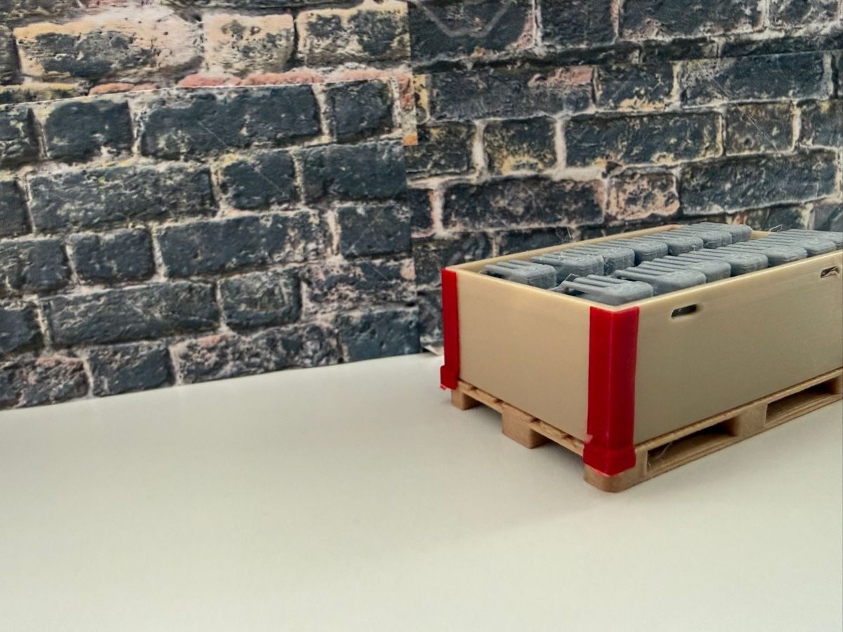 Modellini di ferrovie: Palette mit Kanister 1:22/1:24 – Nuovo e nell'imballaggio originale da Altdorf UR venduto da modellbau-widmer 2